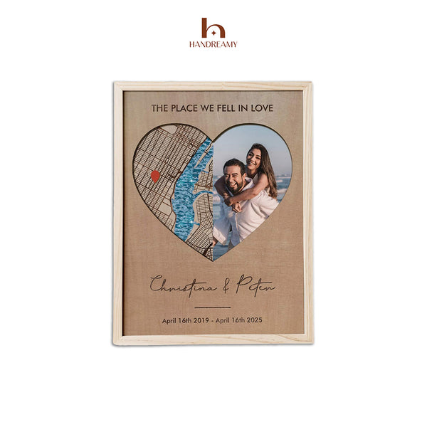 Personalized photo frame with heart-shaped cutout and couple's photo, featuring 'Handreamy' brand.